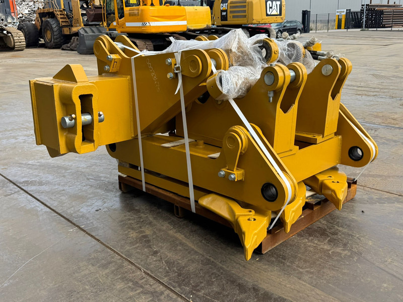 Caterpillar D8T D8R D8N Multishank Ripper (forged shanks) - Ripper: picture 3 Caterpillar D8T D8R D8N Multishank Ripper (forged shanks) - Ripper: picture 3