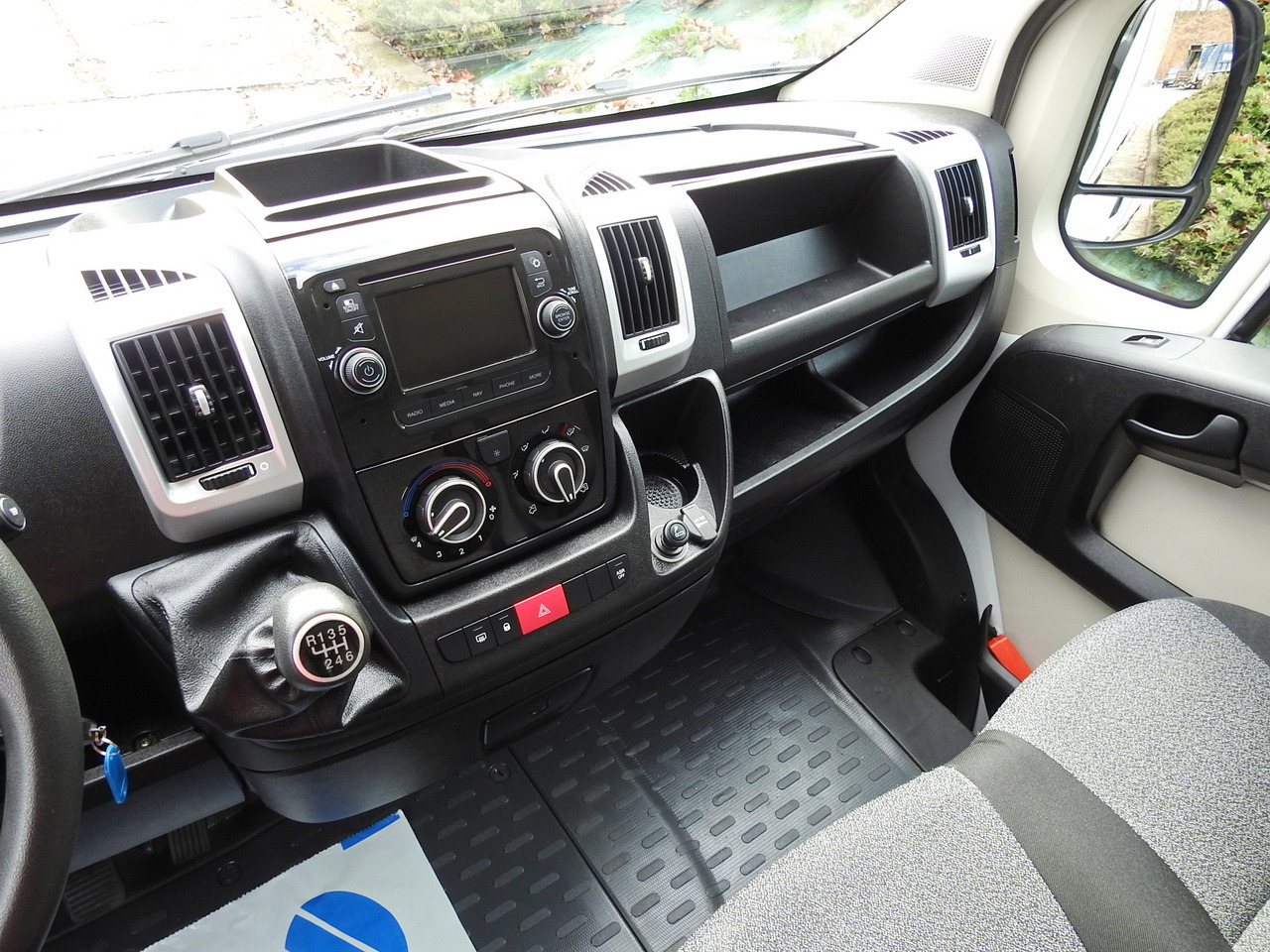 Box van FIAT DUCATO BOX LIFT 8 PALLETS CRUISE CONTROL NAVIGATION AIR CONDITIONING LED LIGHTS  130HP: picture 32