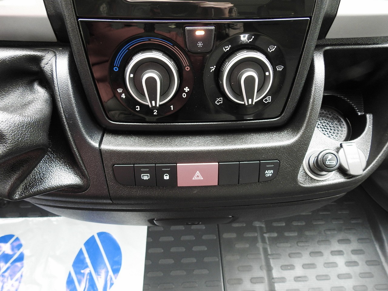 Box van FIAT DUCATO BOX LIFT 8 PALLETS CRUISE CONTROL NAVIGATION AIR CONDITIONING LED LIGHTS  130HP: picture 36