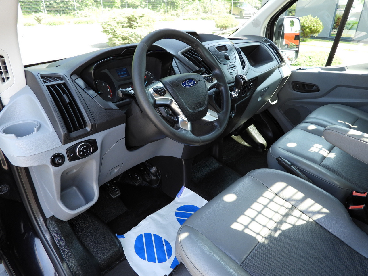 FORD TRANSIT STAKE BODY 8 PALLETS CRUISE CONTROL TWIN WHEELS AIR CONDITIONING 125HP - Flatbed van: picture 2 FORD TRANSIT STAKE BODY 8 PALLETS CRUISE CONTROL TWIN WHEELS AIR CONDITIONING 125HP - Flatbed van: picture 2