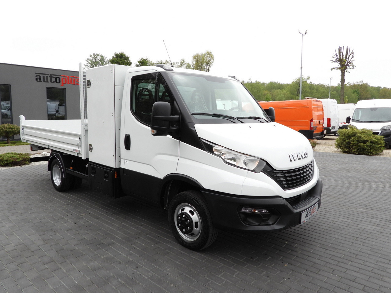 IVECO DAILY 35C14 TIPPER CRUISE CONTROL TWIN WHEELS 140HP - Tipper van: picture 4 IVECO DAILY 35C14 TIPPER CRUISE CONTROL TWIN WHEELS 140HP - Tipper van: picture 4