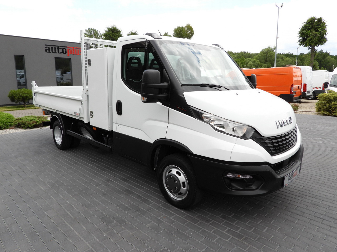 IVECO DAILY 35C16 TIPPER CRUISE CONTROL TWIN WHEELS AIR CONDITIONING 160HP - Tipper van: picture 4 IVECO DAILY 35C16 TIPPER CRUISE CONTROL TWIN WHEELS AIR CONDITIONING 160HP - Tipper van: picture 4