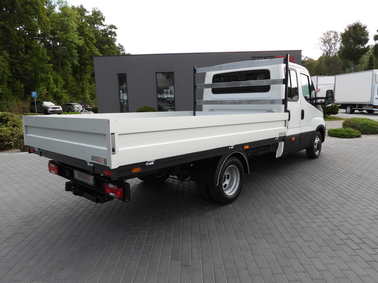 IVECO DAILY 35C17 STAKE BODY DOUBLE CABIN DOKA 7 SEATS CRUISE CONTROL TWIN WHEELS AIR CONDITIONING 170HP - Combi van: picture 3 IVECO DAILY 35C17 STAKE BODY DOUBLE CABIN DOKA 7 SEATS CRUISE CONTROL TWIN WHEELS AIR CONDITIONING 170HP - Combi van: picture 3