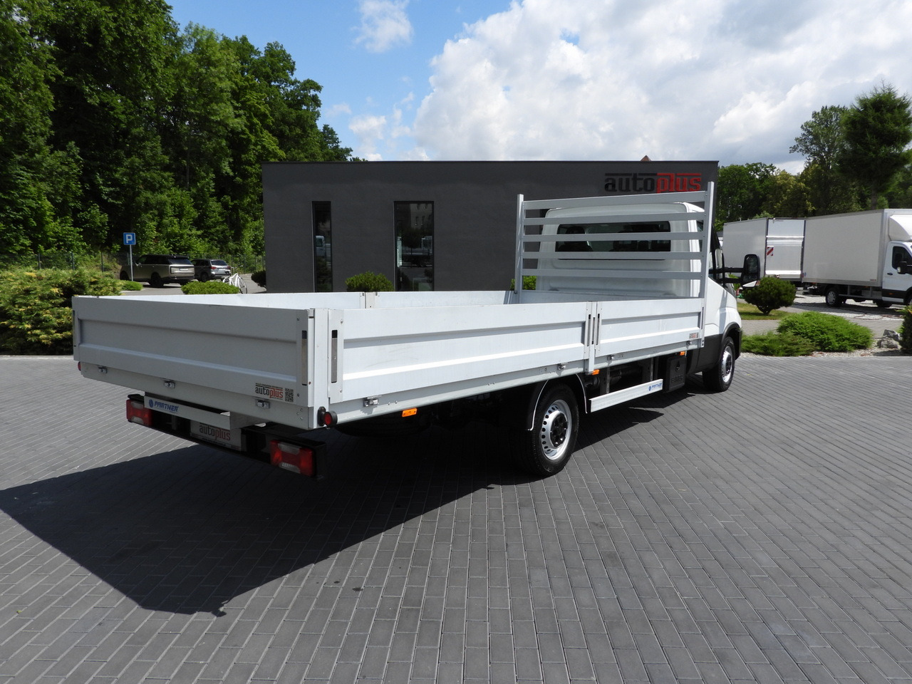 IVECO DAILY 35S16 STAKE BODY 10 PALLETS CRUISE CONTROL AIR CONDITIONING 160HP - Flatbed van: picture 3 IVECO DAILY 35S16 STAKE BODY 10 PALLETS CRUISE CONTROL AIR CONDITIONING 160HP - Flatbed van: picture 3