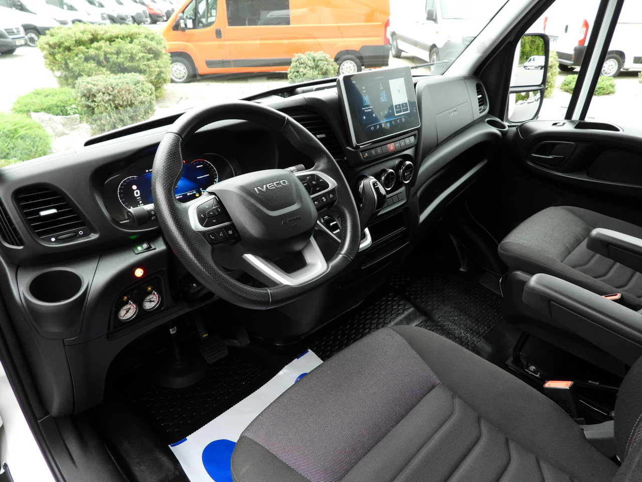 IVECO DAILY 35S18 HI-MATIC LIFT 8 PALLETS CRUISE CONTROL NAVIGATION LED LIGHTS PNEUMATICS AUTOMATIC TRANSMISSION HI-MATIC AIR CONDITIONING 180HP - Box van: picture 2 IVECO DAILY 35S18 HI-MATIC LIFT 8 PALLETS CRUISE CONTROL NAVIGATION LED LIGHTS PNEUMATICS AUTOMATIC TRANSMISSION HI-MATIC AIR CONDITIONING 180HP - Box van: picture 2