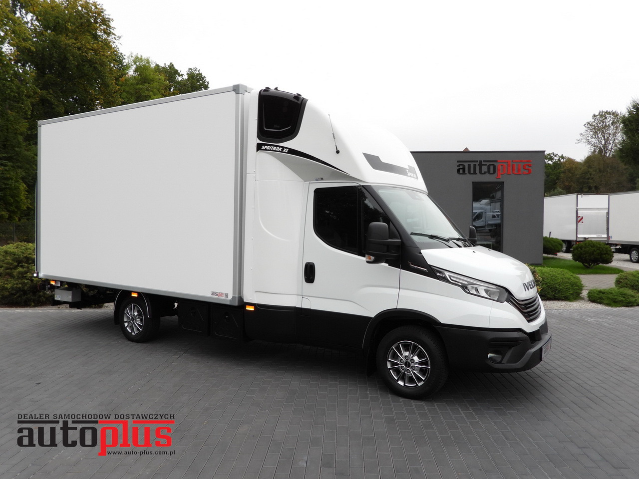 IVECO DAILY 35S18 HI-MATIC LIFT 8 PALLETS CRUISE CONTROL NAVIGATION LED LIGHTS PNEUMATICS AUTOMATIC TRANSMISSION HI-MATIC AIR CONDITIONING 180HP - Box van: picture 1 IVECO DAILY 35S18 HI-MATIC LIFT 8 PALLETS CRUISE CONTROL NAVIGATION LED LIGHTS PNEUMATICS AUTOMATIC TRANSMISSION HI-MATIC AIR CONDITIONING 180HP - Box van: picture 1