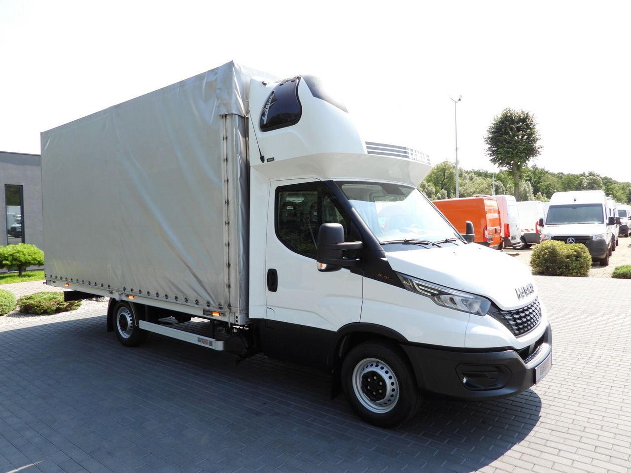 IVECO DAILY 35S18 TARPAULIN 10 PALLETS WEBASTO CRUISE CONTROL LED LIGHTS PNEUMATICS AIR CONDITIONING 180HP - Curtain side van: picture 4 IVECO DAILY 35S18 TARPAULIN 10 PALLETS WEBASTO CRUISE CONTROL LED LIGHTS PNEUMATICS AIR CONDITIONING 180HP - Curtain side van: picture 4