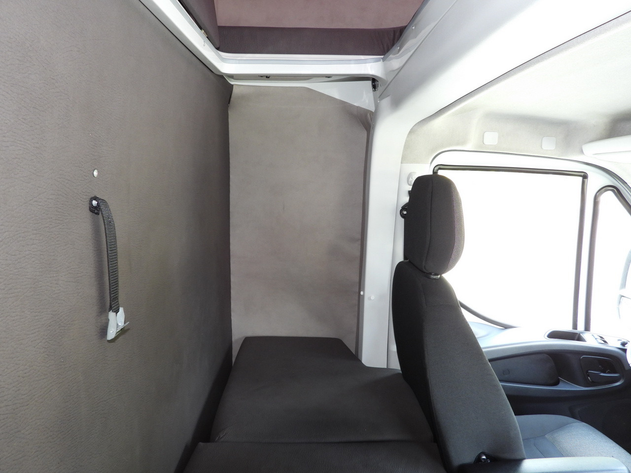 Curtain side van IVECO DAILY 35S18 TARPAULIN LIFT 8 PALLETS CRUISE CONTROL AIR CONDITIONING 180HP: picture 48 Curtain side van IVECO DAILY 35S18 TARPAULIN LIFT 8 PALLETS CRUISE CONTROL AIR CONDITIONING 180HP: picture 48