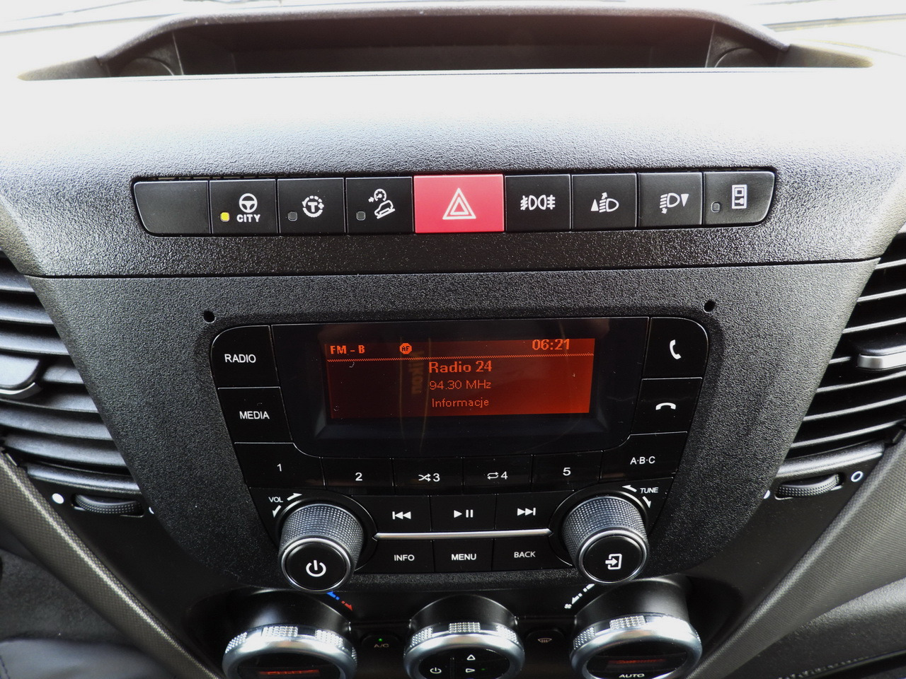 Curtain side van IVECO DAILY 35S18 TARPAULIN LIFT 8 PALLETS CRUISE CONTROL AIR CONDITIONING 180HP: picture 43 Curtain side van IVECO DAILY 35S18 TARPAULIN LIFT 8 PALLETS CRUISE CONTROL AIR CONDITIONING 180HP: picture 43