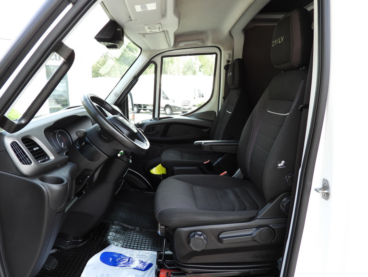 Curtain side van IVECO DAILY 35S18 TARPAULIN LIFT 8 PALLETS CRUISE CONTROL AIR CONDITIONING 180HP: picture 31 Curtain side van IVECO DAILY 35S18 TARPAULIN LIFT 8 PALLETS CRUISE CONTROL AIR CONDITIONING 180HP: picture 31