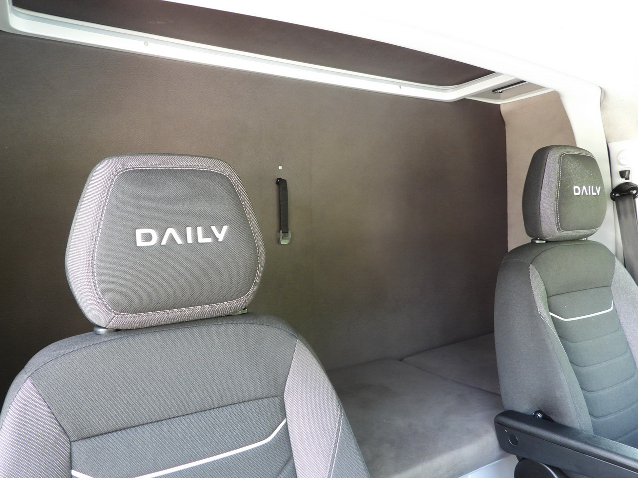 Curtain side van IVECO DAILY 35S18 TARPAULIN LIFT 8 PALLETS CRUISE CONTROL AIR CONDITIONING 180HP: picture 47 Curtain side van IVECO DAILY 35S18 TARPAULIN LIFT 8 PALLETS CRUISE CONTROL AIR CONDITIONING 180HP: picture 47