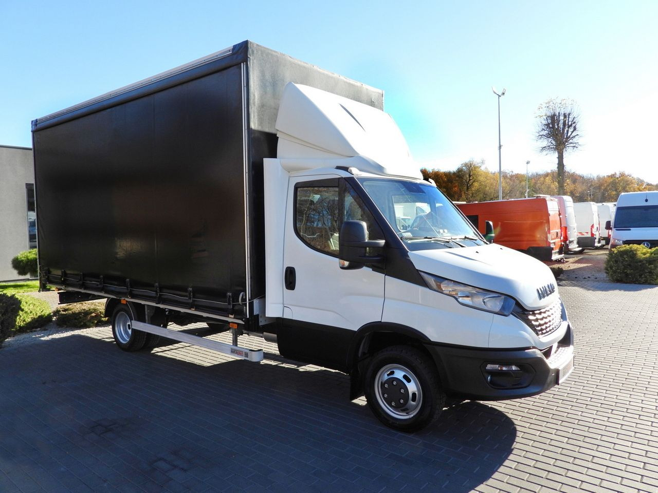 IVECO DAILY 50C17 TARPAULIN 10 PALLETS CRUISE CONTROL TWIN WHEELS AIR CONDITIONING 180HP - Curtain side van: picture 4 IVECO DAILY 50C17 TARPAULIN 10 PALLETS CRUISE CONTROL TWIN WHEELS AIR CONDITIONING 180HP - Curtain side van: picture 4