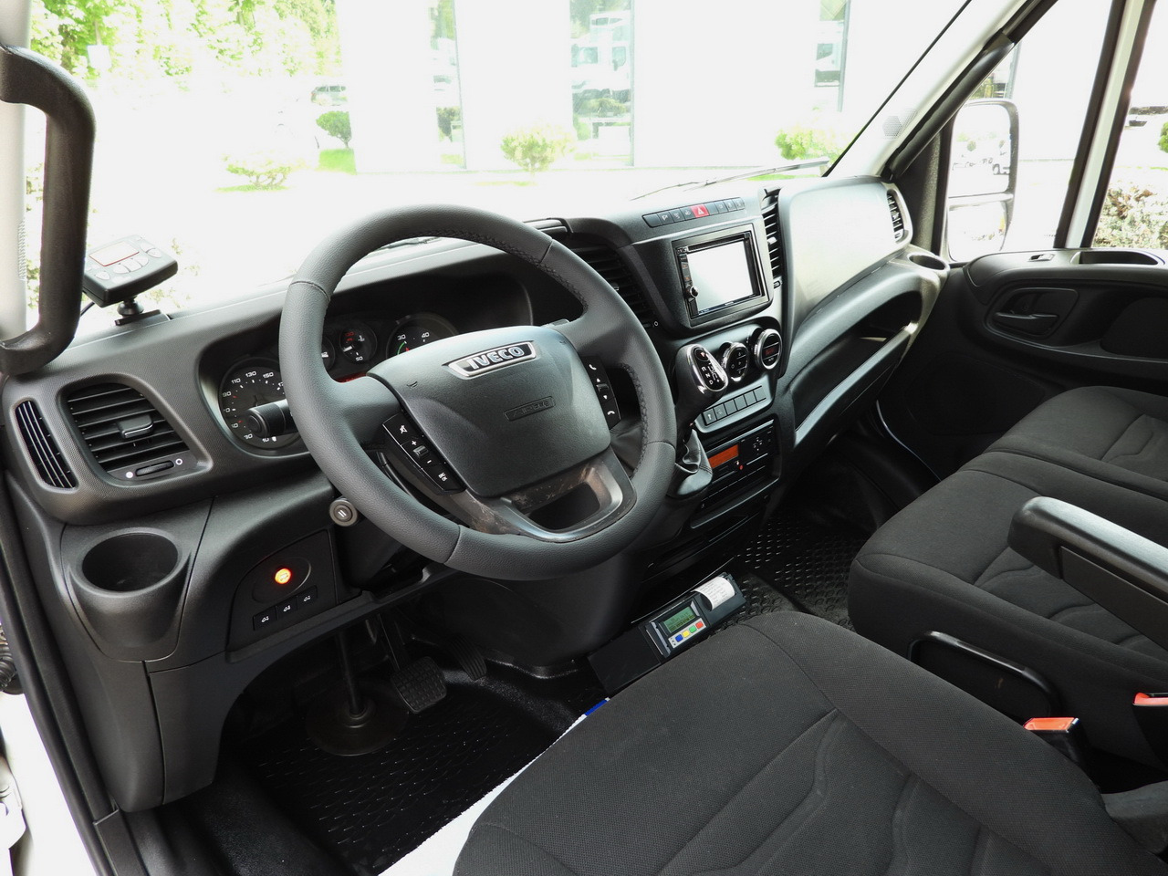 IVECO DAILY 70C17 REFRIGERATOR 1*C LIFT 10 PALLETS POWER SUPPLY 230V CRUISE CONTROL AIR CONDITIONING PNEUMATICS AUTOMATIC TRANSMISSION HI-MATIC TWIN WHEELS 170HP - Refrigerator truck: picture 2 IVECO DAILY 70C17 REFRIGERATOR 1*C LIFT 10 PALLETS POWER SUPPLY 230V CRUISE CONTROL AIR CONDITIONING PNEUMATICS AUTOMATIC TRANSMISSION HI-MATIC TWIN WHEELS 170HP - Refrigerator truck: picture 2