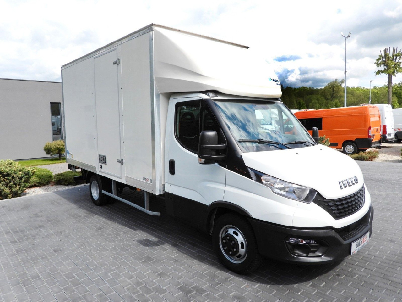 Iveco DAILY 35C16 KOFFER AUFZUG 8 PALETTEN TEMPOMAT Iveco DAILY 35C16 KOFFER AUFZUG 8 PALETTEN TEMPOMAT - Box van: picture 4 Iveco DAILY 35C16 KOFFER AUFZUG 8 PALETTEN TEMPOMAT Iveco DAILY 35C16 KOFFER AUFZUG 8 PALETTEN TEMPOMAT - Box van: picture 4