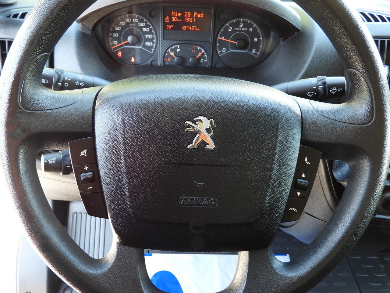 Box van PEUGEOT BOXER BOX LIFT 8 PALLETS CRUISE CONTROL AIR CONDITIONING 130HP: picture 28 Box van PEUGEOT BOXER BOX LIFT 8 PALLETS CRUISE CONTROL AIR CONDITIONING 130HP: picture 28