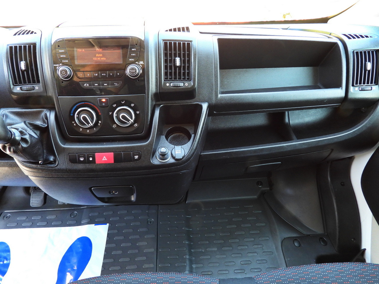 Box van PEUGEOT BOXER BOX LIFT 8 PALLETS CRUISE CONTROL AIR CONDITIONING 130HP: picture 30 Box van PEUGEOT BOXER BOX LIFT 8 PALLETS CRUISE CONTROL AIR CONDITIONING 130HP: picture 30