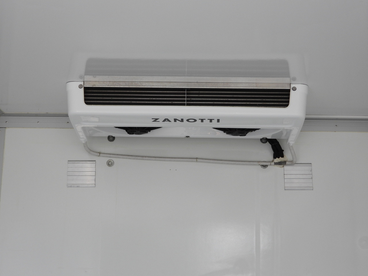 Refrigerated van PEUGEOT BOXER REGRIGERATOR BOX 0*C 8 PALLETS CRUISE CONTROL LED LIGHTS AIR CONDITIONING 165HP: picture 24 Refrigerated van PEUGEOT BOXER REGRIGERATOR BOX 0*C 8 PALLETS CRUISE CONTROL LED LIGHTS AIR CONDITIONING 165HP: picture 24