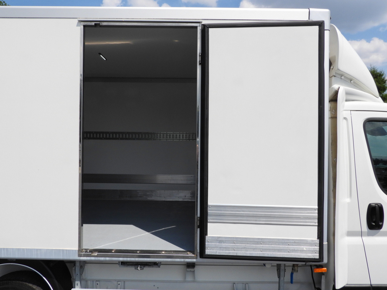 Refrigerated van PEUGEOT BOXER REGRIGERATOR BOX 0*C 8 PALLETS CRUISE CONTROL LED LIGHTS AIR CONDITIONING 165HP: picture 21 Refrigerated van PEUGEOT BOXER REGRIGERATOR BOX 0*C 8 PALLETS CRUISE CONTROL LED LIGHTS AIR CONDITIONING 165HP: picture 21