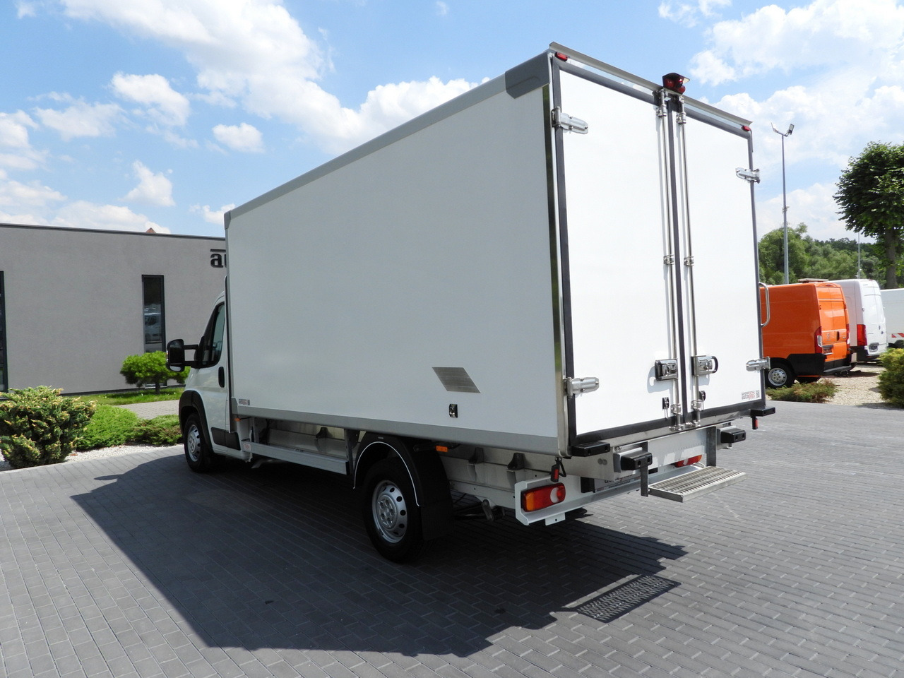 Refrigerated van PEUGEOT BOXER REGRIGERATOR BOX 0*C 8 PALLETS CRUISE CONTROL LED LIGHTS AIR CONDITIONING 165HP: picture 10 Refrigerated van PEUGEOT BOXER REGRIGERATOR BOX 0*C 8 PALLETS CRUISE CONTROL LED LIGHTS AIR CONDITIONING 165HP: picture 10
