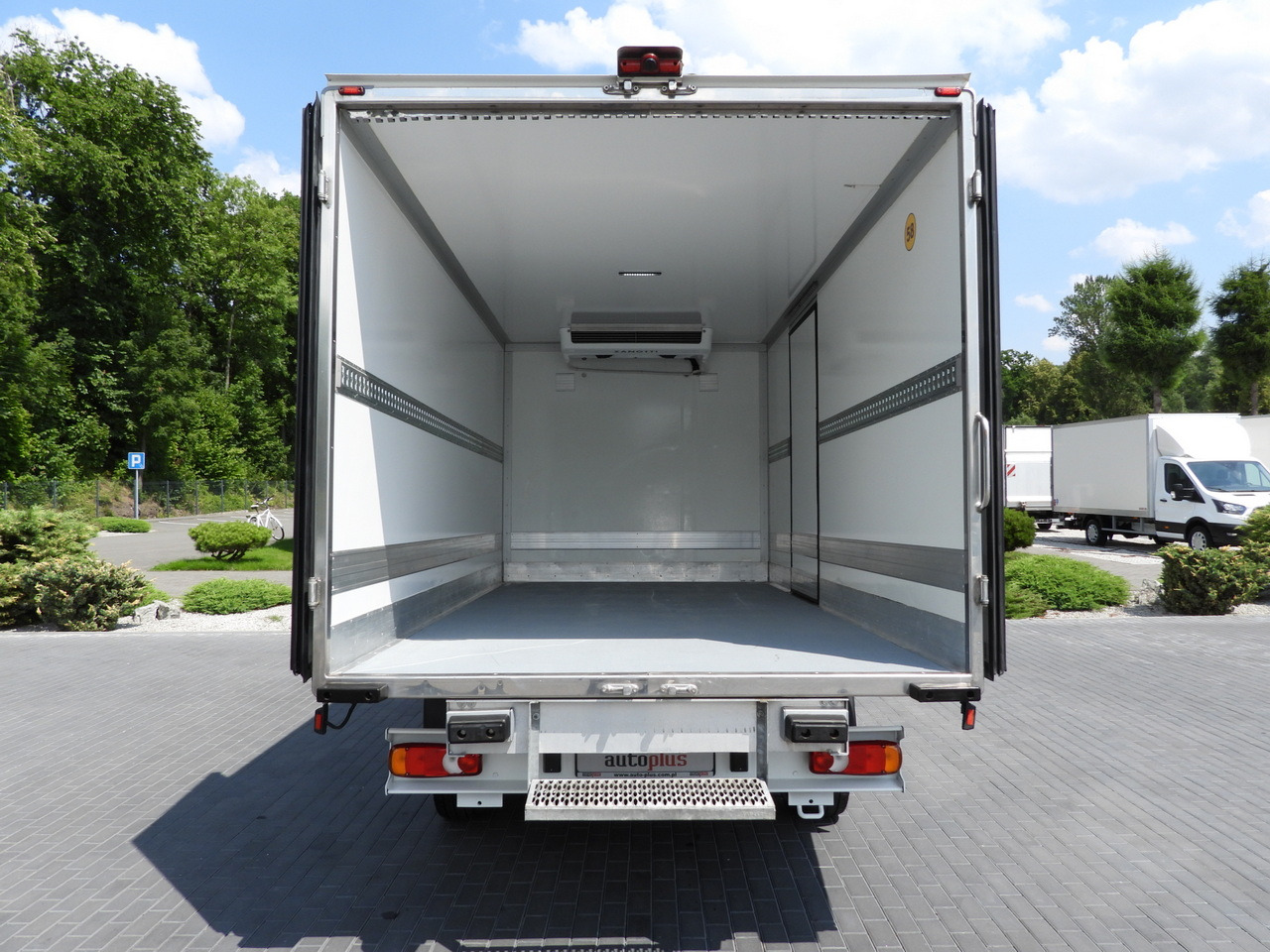 Refrigerated van PEUGEOT BOXER REGRIGERATOR BOX 0*C 8 PALLETS CRUISE CONTROL LED LIGHTS AIR CONDITIONING 165HP: picture 12 Refrigerated van PEUGEOT BOXER REGRIGERATOR BOX 0*C 8 PALLETS CRUISE CONTROL LED LIGHTS AIR CONDITIONING 165HP: picture 12