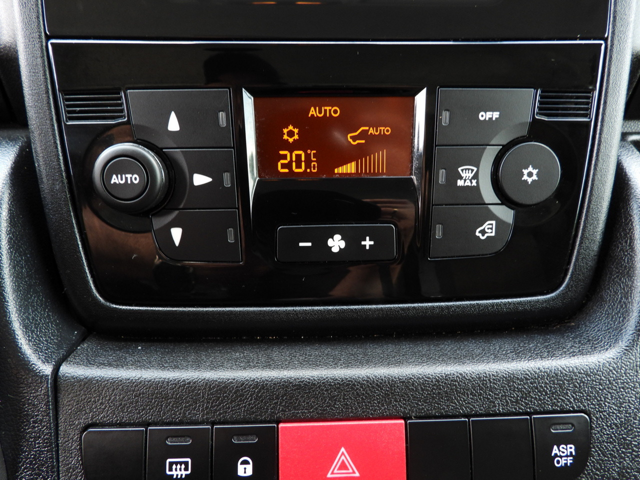 Refrigerated van PEUGEOT BOXER REGRIGERATOR BOX 0*C 8 PALLETS CRUISE CONTROL LED LIGHTS AIR CONDITIONING 165HP: picture 41 Refrigerated van PEUGEOT BOXER REGRIGERATOR BOX 0*C 8 PALLETS CRUISE CONTROL LED LIGHTS AIR CONDITIONING 165HP: picture 41