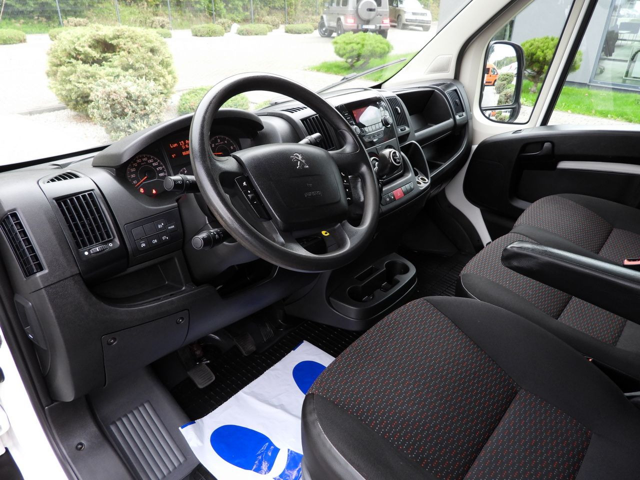 PEUGEOT BOXER STAKE BODY DOUBLE CABIN DOKA 7 SEATS CRUISE CONTROL AIR CONDITIONING 140HP - Flatbed van: picture 3 PEUGEOT BOXER STAKE BODY DOUBLE CABIN DOKA 7 SEATS CRUISE CONTROL AIR CONDITIONING 140HP - Flatbed van: picture 3