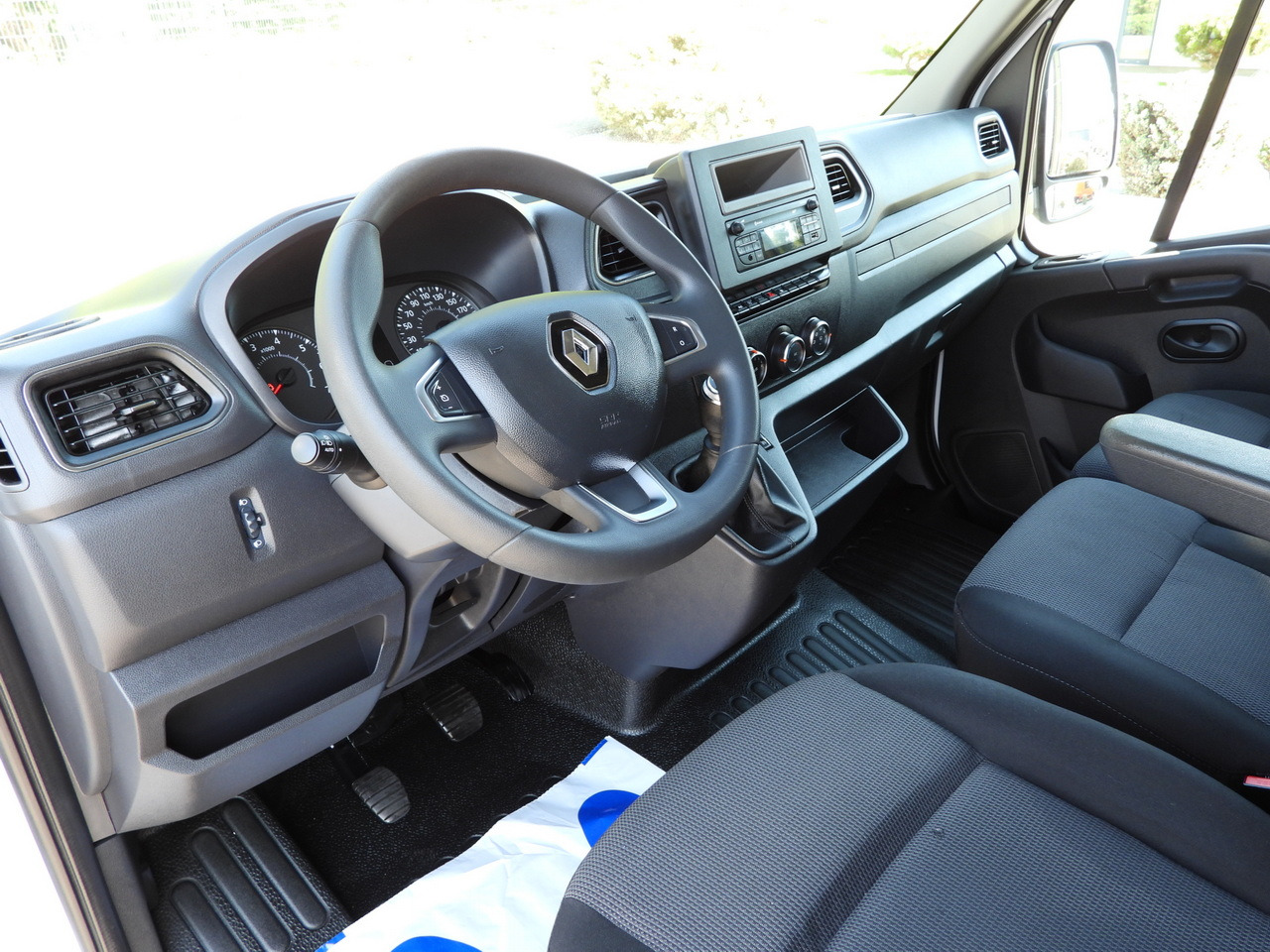 RENAULT MASTER TARPAULIN 10 PALLETS WEBASTO CRUISE CONTROL LED LIGHTS AIR CONDITIONING 165HP - Curtain side van: picture 2 RENAULT MASTER TARPAULIN 10 PALLETS WEBASTO CRUISE CONTROL LED LIGHTS AIR CONDITIONING 165HP - Curtain side van: picture 2
