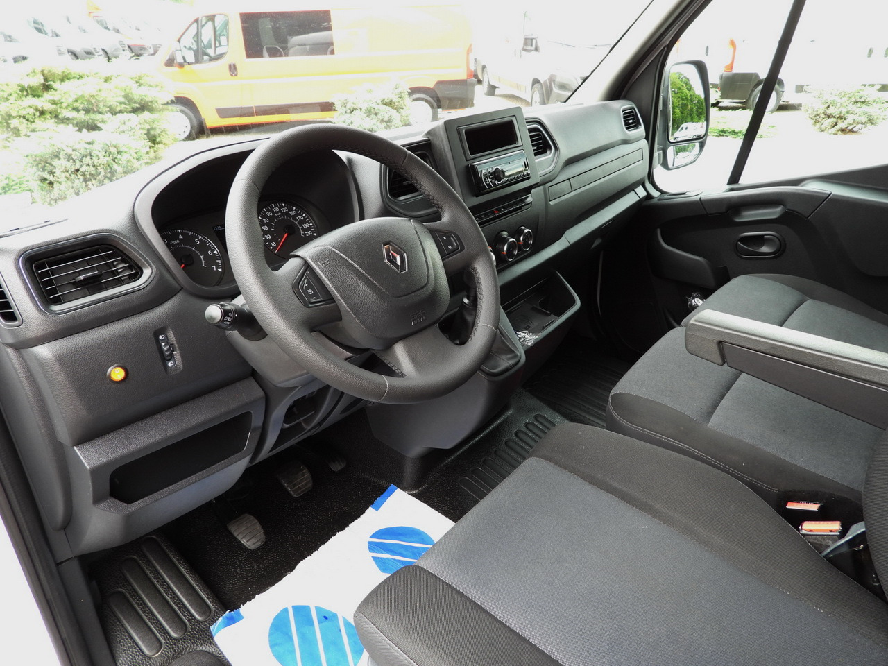 RENAULT MASTER TARPAULIN LIFT 10 PALLETS WEBASTO CRUISE CONTROL LED LIGHTS PNEUMATICS AIR CONDITIONING 165HP - Curtain side van: picture 2 RENAULT MASTER TARPAULIN LIFT 10 PALLETS WEBASTO CRUISE CONTROL LED LIGHTS PNEUMATICS AIR CONDITIONING 165HP - Curtain side van: picture 2