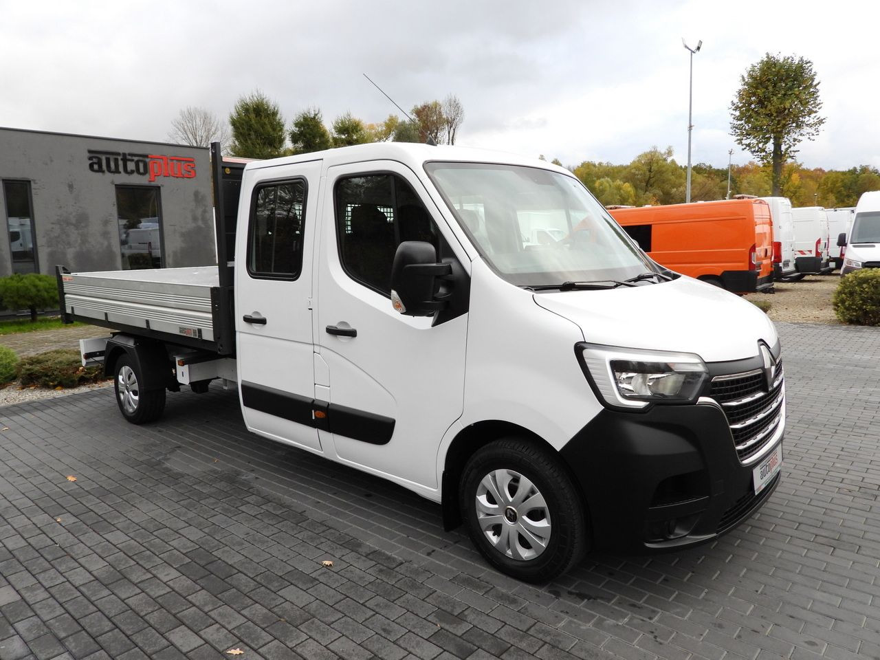 RENAULT MASTER TIPPER DOUBLE CABIN DOKA 7 SEATS CRUISE CONTROL NAVIGATION LED LIGHTS AIR CONDITIONING 145HP - Tipper van: picture 4 RENAULT MASTER TIPPER DOUBLE CABIN DOKA 7 SEATS CRUISE CONTROL NAVIGATION LED LIGHTS AIR CONDITIONING 145HP - Tipper van: picture 4