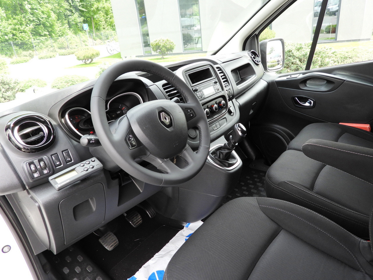 RENAULT TRAFIC REFRIGERATOR VAN 0*C CRUISE CONTROL LED LIGHTS AIR CONDITIONING 120HP - Refrigerated van: picture 2 RENAULT TRAFIC REFRIGERATOR VAN 0*C CRUISE CONTROL LED LIGHTS AIR CONDITIONING 120HP - Refrigerated van: picture 2