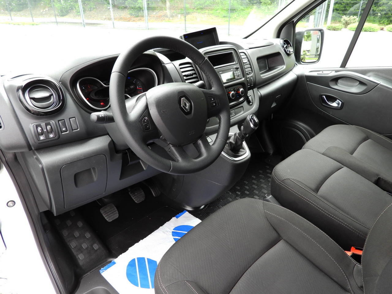 RENAULT TRAFIC REFRIGERATOR VAN -5*C POWER SUPPLY 230V CRUISE CONTROL LED LIGHTS AIR CONDITIONING  120HP - Refrigerated van: picture 2 RENAULT TRAFIC REFRIGERATOR VAN -5*C POWER SUPPLY 230V CRUISE CONTROL LED LIGHTS AIR CONDITIONING  120HP - Refrigerated van: picture 2