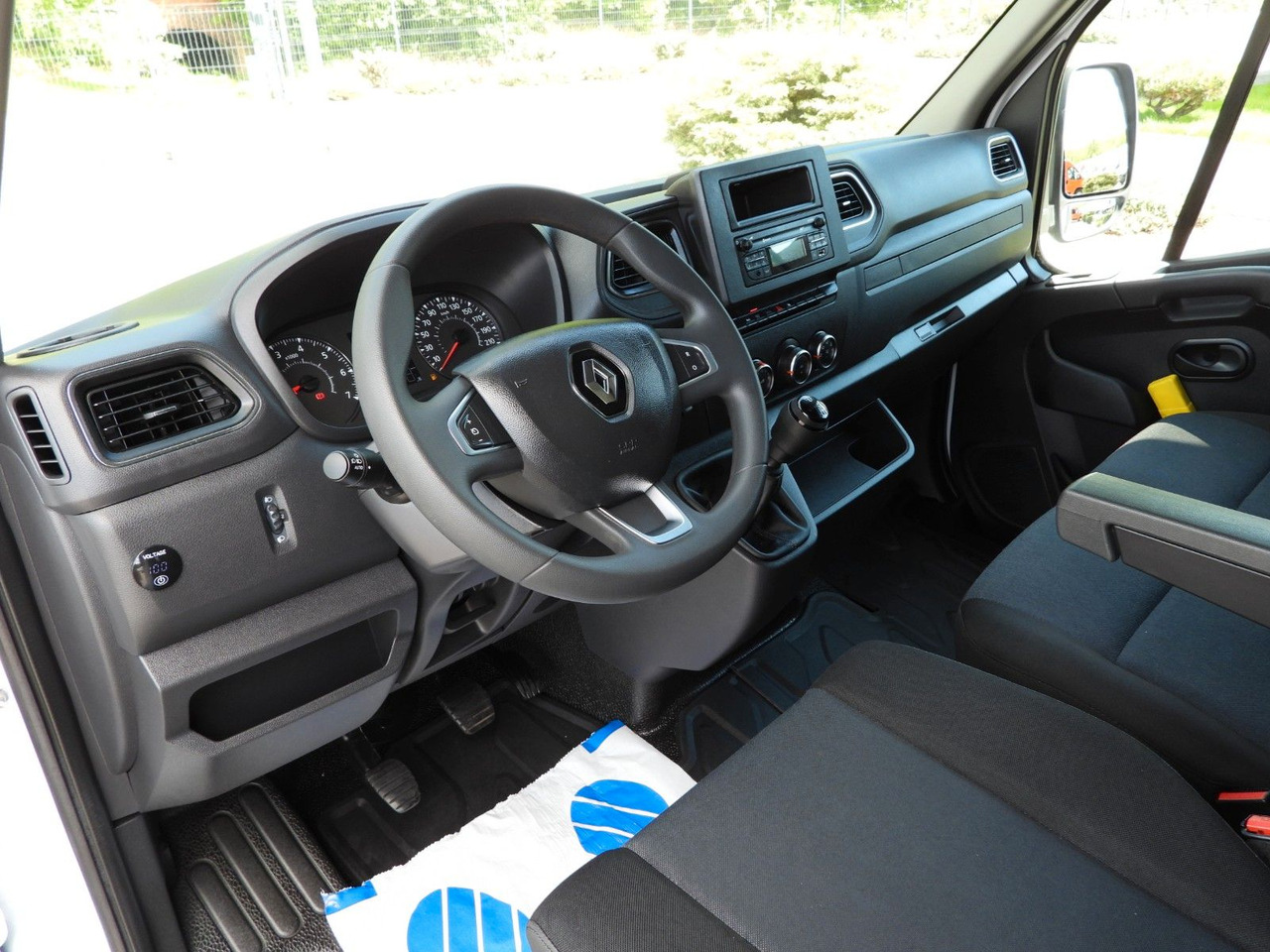 Renault MASTER PRITSCHE PLANE 10 PALETTEN WEBASTO A/C - Curtain side van: picture 2 Renault MASTER PRITSCHE PLANE 10 PALETTEN WEBASTO A/C - Curtain side van: picture 2