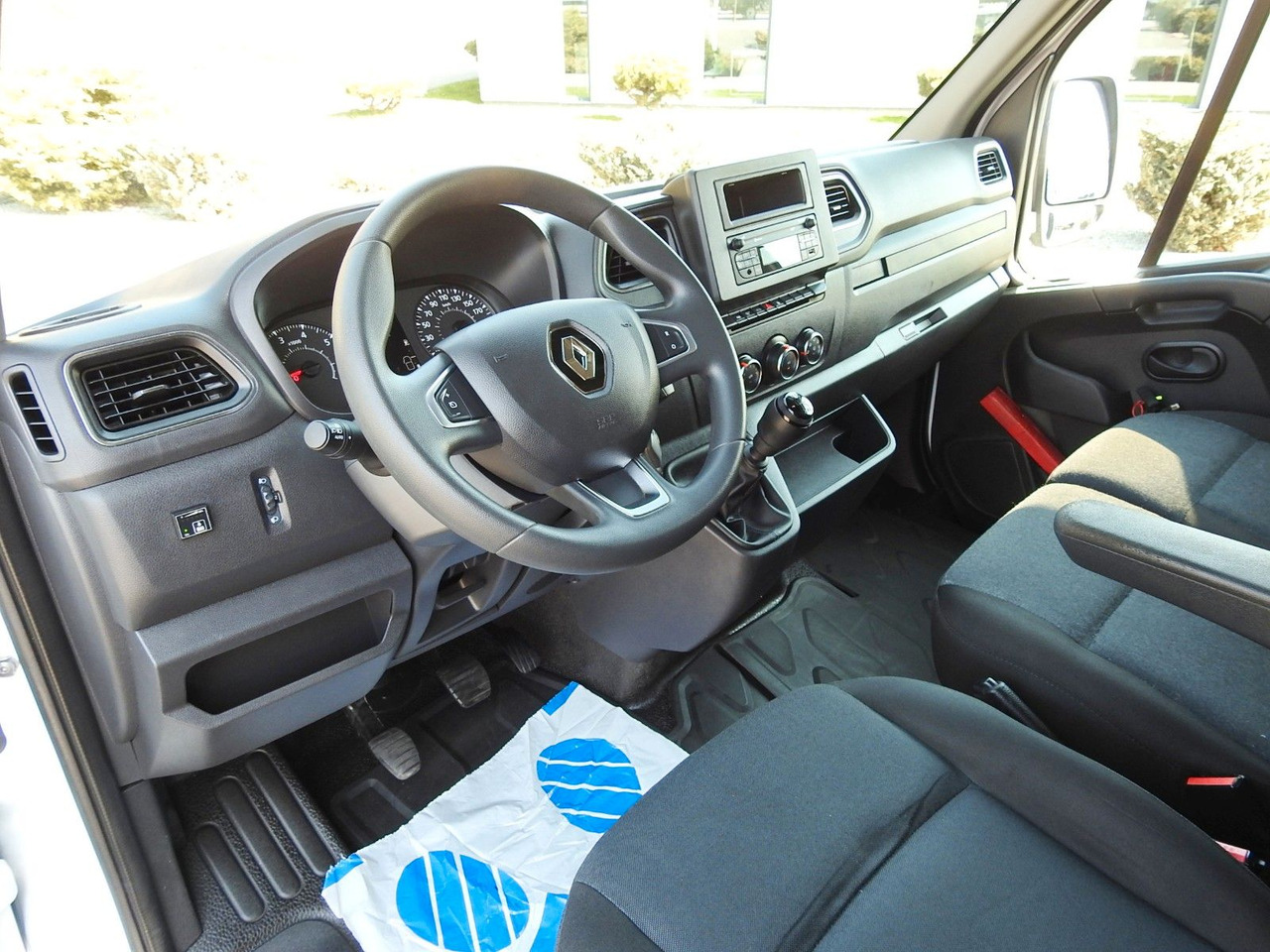 Renault MASTER PRITSCHE PLANE 10 PALETTEN WEBASTO A/C - Curtain side van: picture 2 Renault MASTER PRITSCHE PLANE 10 PALETTEN WEBASTO A/C - Curtain side van: picture 2
