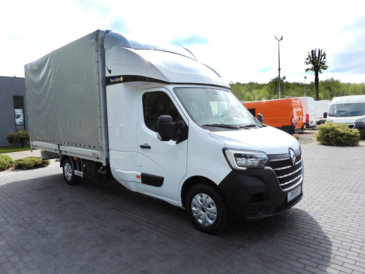 Renault MASTER PRITSCHE PLANE 8 PALETTEN TEMPOMAT A/C - Curtain side van, Combi van: picture 4 Renault MASTER PRITSCHE PLANE 8 PALETTEN TEMPOMAT A/C - Curtain side van, Combi van: picture 4