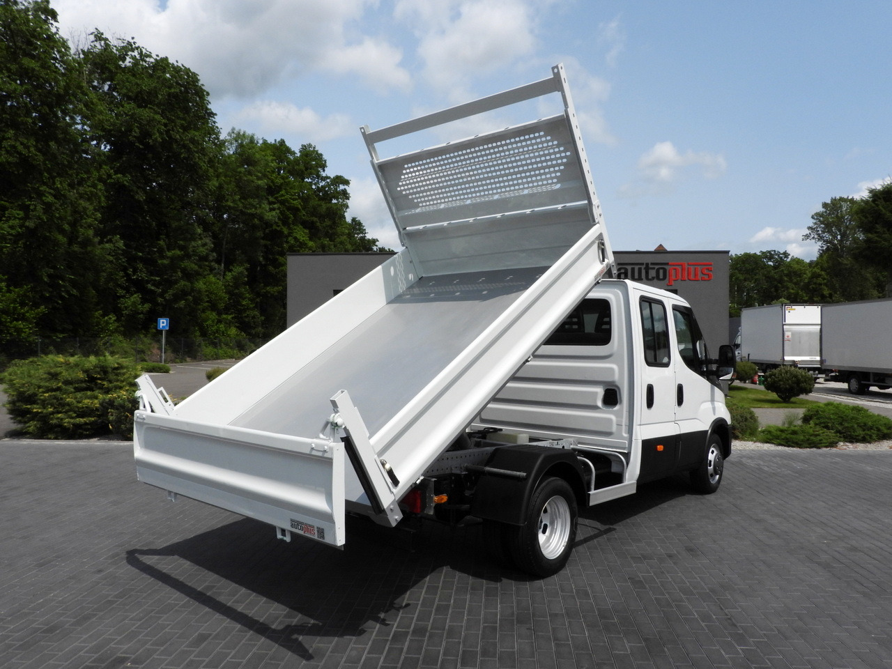 IVECO DAILY 35C14 TIPPER DOUBLE CABIN DOKA 6 SEATS CRUISE CONTROL TWIN WHEELS AIR CONDITIONING 140HP - Van: picture 3 IVECO DAILY 35C14 TIPPER DOUBLE CABIN DOKA 6 SEATS CRUISE CONTROL TWIN WHEELS AIR CONDITIONING 140HP - Van: picture 3