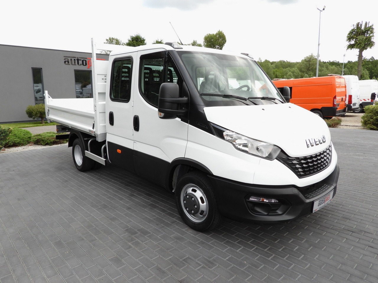 IVECO DAILY 35C14 TIPPER DOUBLE CABIN DOKA 6 SEATS CRUISE CONTROL TWIN WHEELS AIR CONDITIONING 140HP - Van: picture 4 IVECO DAILY 35C14 TIPPER DOUBLE CABIN DOKA 6 SEATS CRUISE CONTROL TWIN WHEELS AIR CONDITIONING 140HP - Van: picture 4