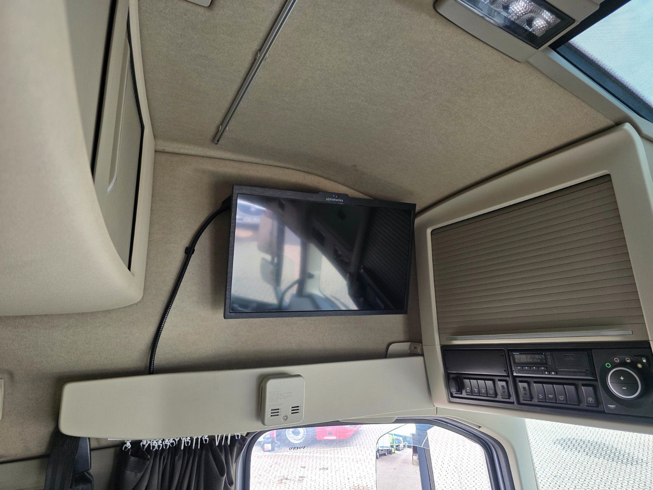 Tractor unit Volvo FH 540 / Retarder / Standklima / TV / 6D: picture 21