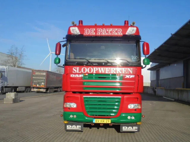 DAF XF 105 410 FAD 8X4 STEEL SUSPENSION - Hook lift truck: picture 3 DAF XF 105 410 FAD 8X4 STEEL SUSPENSION - Hook lift truck: picture 3