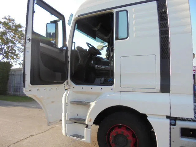 Tractor unit MAN TGX 18.400 XL: picture 9