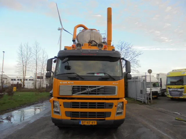 Volvo FM 400 8X4 BLADGEVEERD - Vacuum truck: picture 2 Volvo FM 400 8X4 BLADGEVEERD - Vacuum truck: picture 2