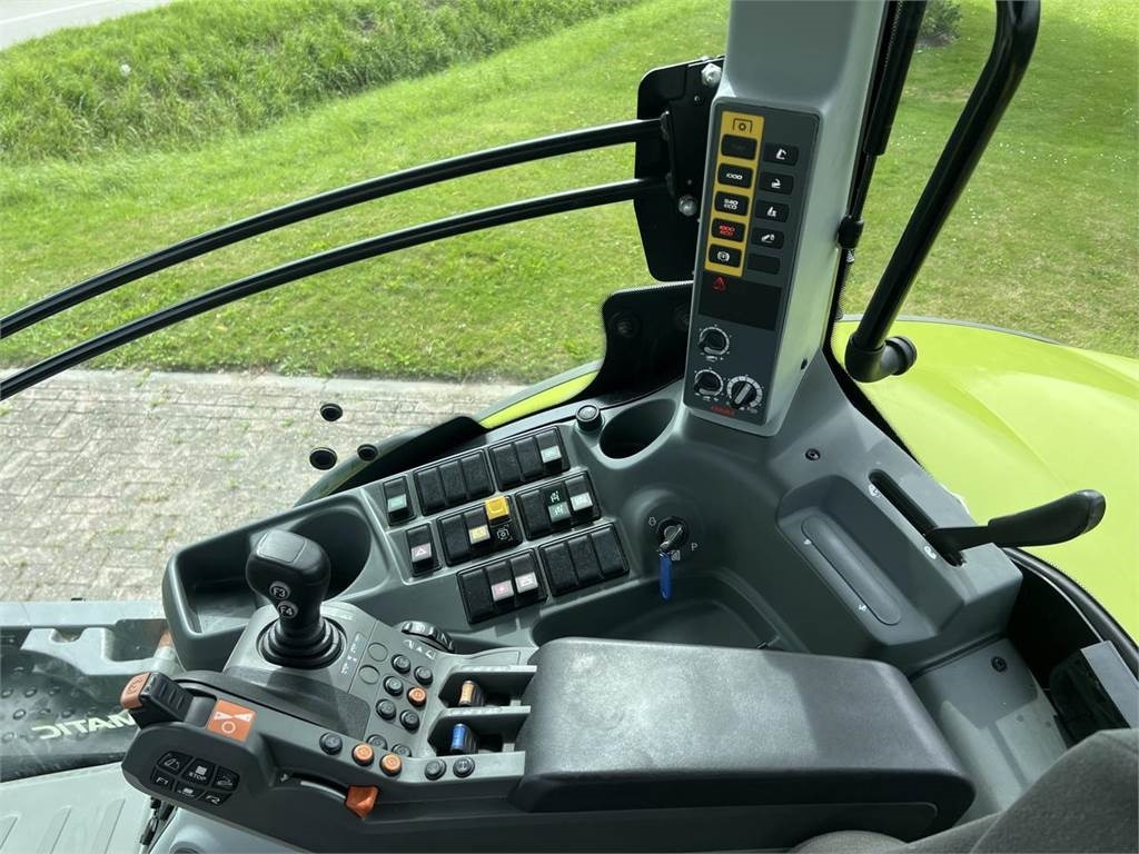Farm tractor Claas Axion 830: picture 15
