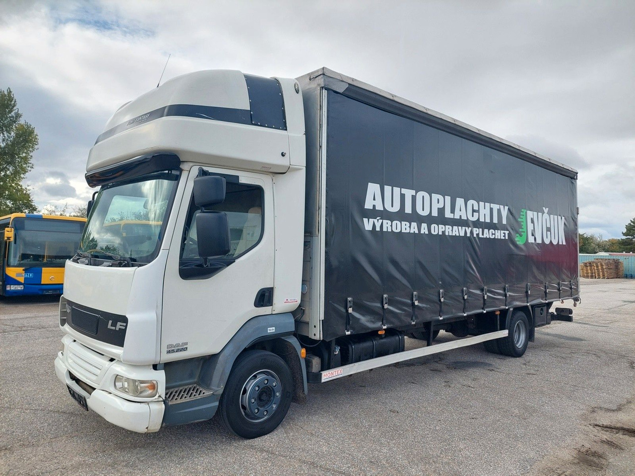 DAF FA LF 45.220 G12 4x2 - Curtainsider truck: picture 1 DAF FA LF 45.220 G12 4x2 - Curtainsider truck: picture 1