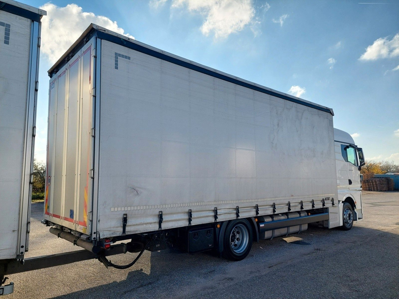 Curtainsider truck MAN TGX 18.470 LL + Gniotpol G-4080 120 m3 Durchbar: picture 8