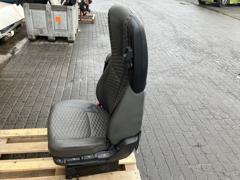 DAF XF106 - Seat for Truck: picture 2 DAF XF106 - Seat for Truck: picture 2