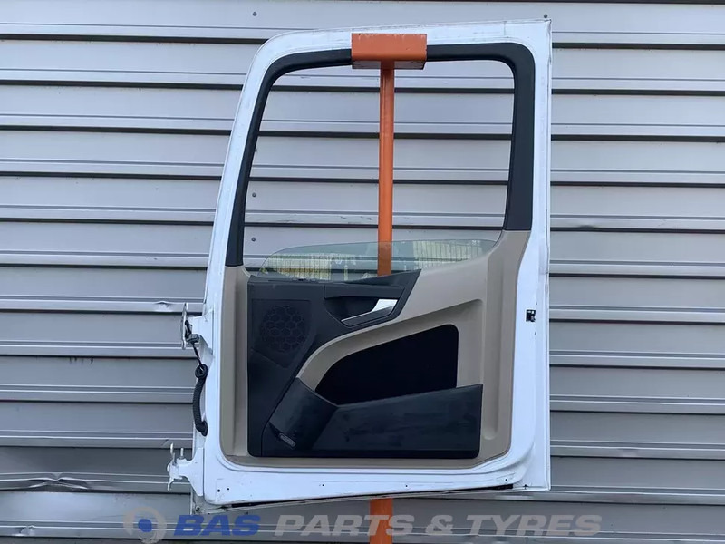 Mercedes-Benz Actros MP4 - Door and parts for Truck: picture 2 Mercedes-Benz Actros MP4 - Door and parts for Truck: picture 2