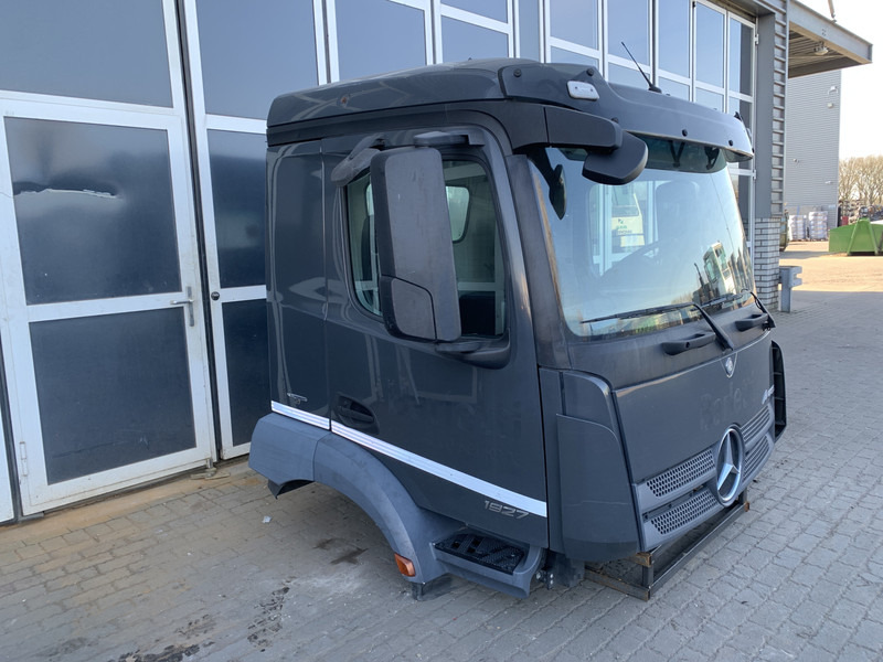 Mercedes-Benz Antos MP4 Mercedes ClassicSpace M-cab L1EH1 A 000 600 01 01 - Cab and interior for Truck: picture 2 Mercedes-Benz Antos MP4 Mercedes ClassicSpace M-cab L1EH1 A 000 600 01 01 - Cab and interior for Truck: picture 2