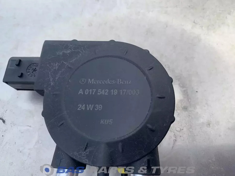 Mercedes-Benz Brandstoftank Mercedes 290 Liter A 960 470 00 04 - Fuel tank for Truck: picture 5 Mercedes-Benz Brandstoftank Mercedes 290 Liter A 960 470 00 04 - Fuel tank for Truck: picture 5