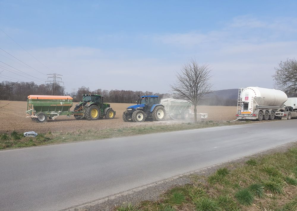 Rozsiewanie wapna Amazone Rozsiew lancali żmijkowymi WAPNOWANIE PÓL precyzyjne - Fertilizing equipment: picture 1 Rozsiewanie wapna Amazone Rozsiew lancali żmijkowymi WAPNOWANIE PÓL precyzyjne - Fertilizing equipment: picture 1