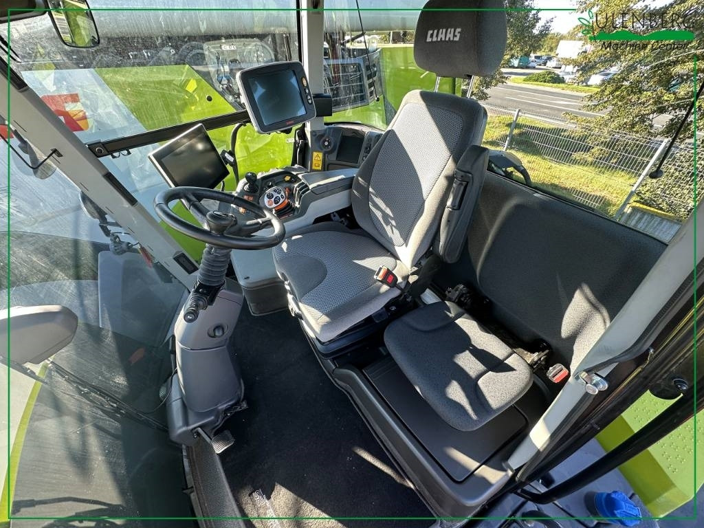Farm tractor Claas Xerion 5000 VC: picture 12