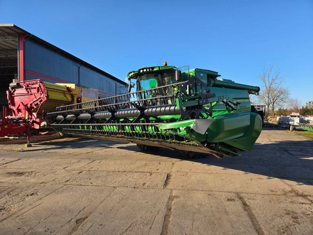 John Deere T 670 i - Combine harvester: picture 1 John Deere T 670 i - Combine harvester: picture 1